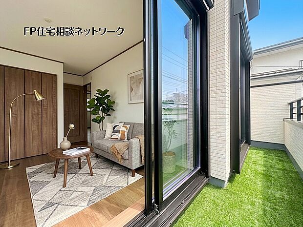 ベタ基礎　大きな面で家の重みを支え地震に強いのが特徴です。また床下の地面をすべてコンクリートで覆うので、湿気が建物に伝わりにくく住宅の木材の腐食等の心配も減ります。