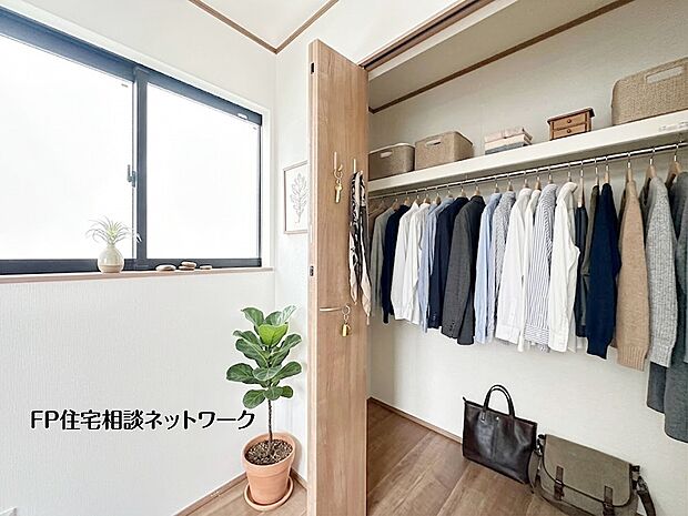 地盤調査・改良　建築工事を行う前に地盤調査を行います。地質や強度、安定性、水分状態などを調査・分析して、必要に応じて適切な地盤改良を施し、構造物の安定性を確保します