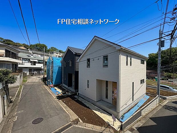 明るい陽光に包まれた、落ち着きある住環境の3棟現場。シンプルかつモダンなデザインの外観が目を引きます。周辺は開放感があり、ゆとりある新生活をイメージさせる住まいです。