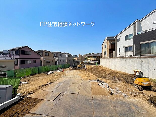 新しい街並みや住まいがこれから誕生する活気と期待感を感じさせます。