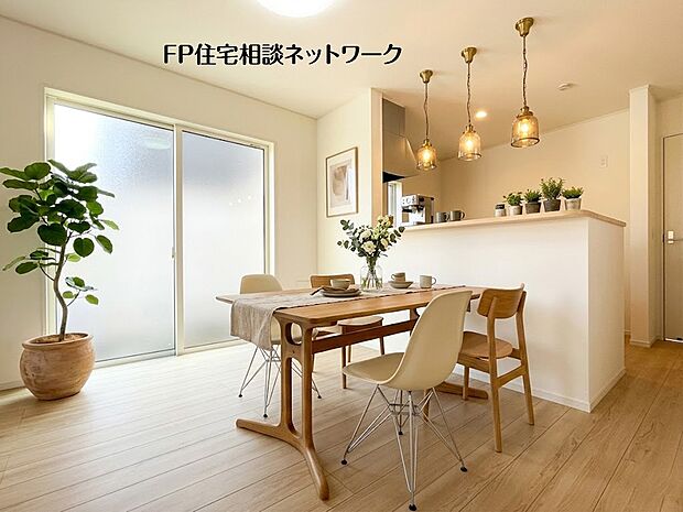 【リビング】 本画像はAIがCGで家具を作成しており、実際の現地に家具は設置されておりません。また、販売価格に家具等は含まれておりません。