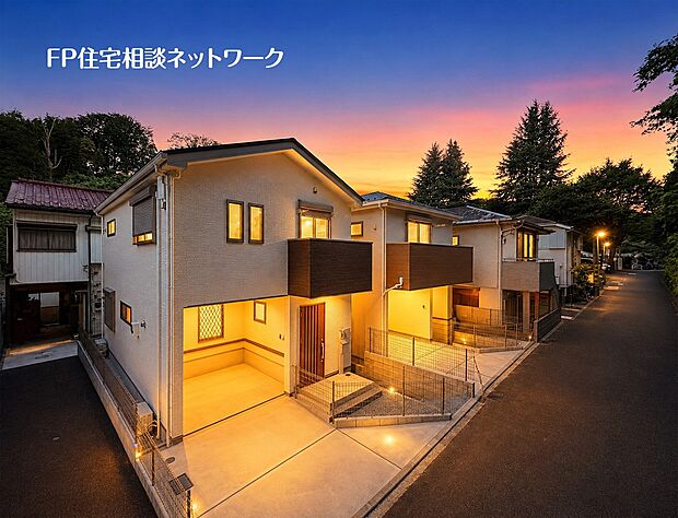 【外観】 落ち着いた住環境が広がる閑静な住宅街。白を基調とした明るい外観と、バルコニーの木目調アクセントが映える、洗練された佇まいの新築戸建。穏やかな暮らしを叶える住まいです。