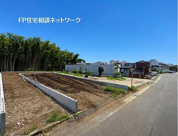 青空が広がる開放的な更地です。前面道路はゆとりがあり、車でのアクセスもスムーズ。周辺は落ち着いた住環境が整い、新生活のスタートにぴったりの立地となっています。