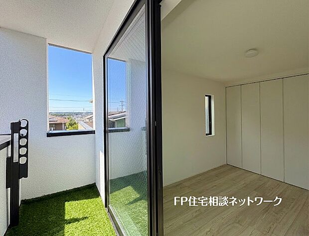 【インナーバルコニー】 本画像はAIがCGで人口芝を作成しており、実際の現地に家具は設置されておりません。また、販売価格に家具等は含まれておりません。
