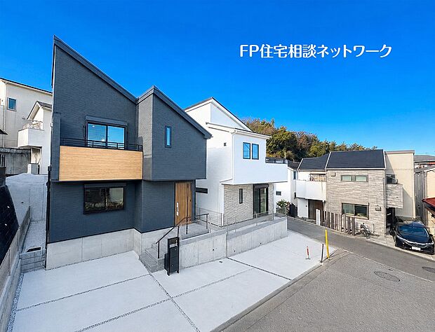 【類似外観同仕様】施工例の為、分譲中の建物とは外壁、屋根開口部等の形状・仕様が異なります。