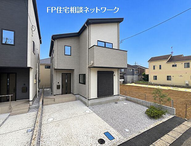 【外観】 落ち着いた色調が魅力のモダンな2階建ての外観です。前面にはお車を駐車できるスペースが確保されており、日々の出し入れもスムーズ。すっきりとしたアプローチが外観を引き立てます。