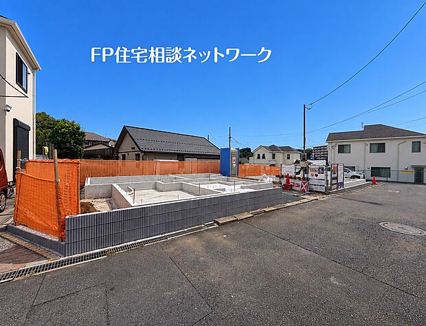 隣接する住宅との並びが見える角度。周囲の建物との距離感をつかみ、完成後の暮らしをイメージできます。