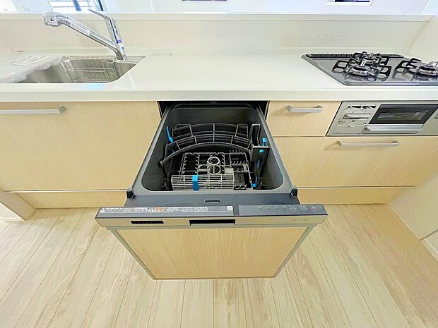 【食洗機】手間をかけずに食後の後片付けができる食器洗乾燥機。食器の出し入れがスムーズなスライドタイプ。