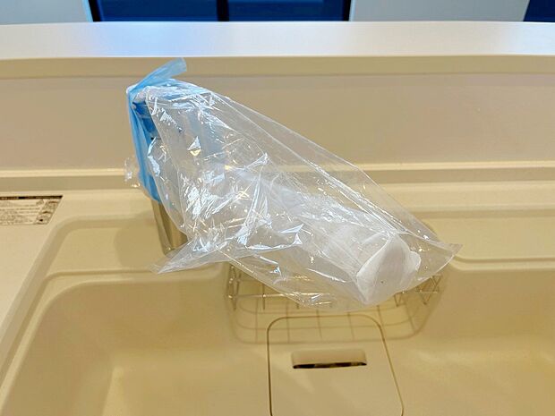 【その他内観】同仕様設備：浄水と水道水を切り替えて使用できるスッキリとしたデザインの浄水器一体型水栓。ヘッドを引き出して使えるのでお料理はもちろんシンクの掃除が容易です。