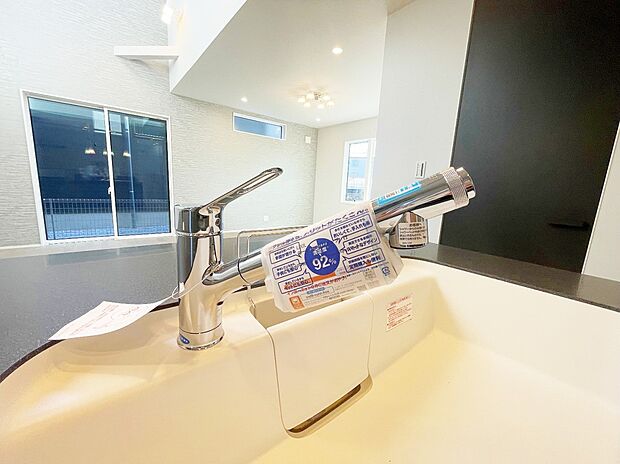 【浄水器一体型水栓】浄水と水道水を切り替えて使用できるスッキリとしたデザインの浄水器一体型水栓。ヘッドを引き出して使えるのでお料理はもちろんシンクの掃除が容易です。