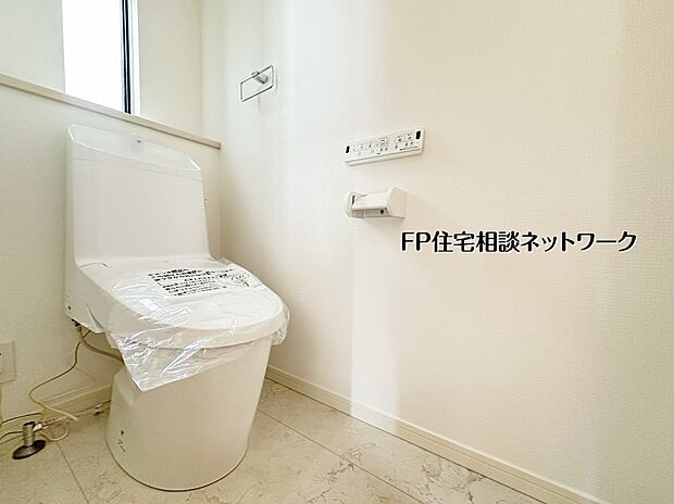 【トイレ】【トイレ】 白を基調とした清潔感のあるトイレです。温水洗浄便座や壁掛けリモコンを完備し、快適な使い心地を実現しました。小窓から自然光が差し込む明るい空間で、心地よさをプラスしてくれます。