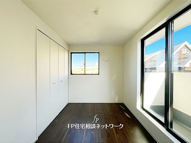 【リビング以外の居室】クローゼット付きで、衣類や小物も整理しやすい使い勝手の良い一室。