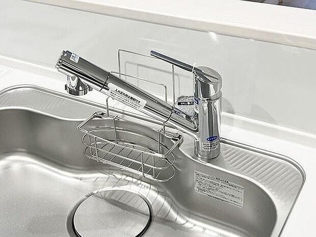 【ビルトイン浄水器】キッチンには浄水器を標準装備。最近は水を飲むという場面以外にも料理で使用したり、野菜を洗う場合もキレイな水で洗いたいという人が増えてきています。