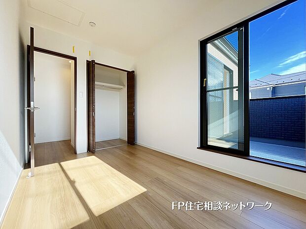 【洋室】大きな窓から明るい日差しが差し込む心地よい洋室。クローゼットも完備され、収納力もしっかり確保。寝室や子ども部屋として使いやすい、快適なプライベート空間です。