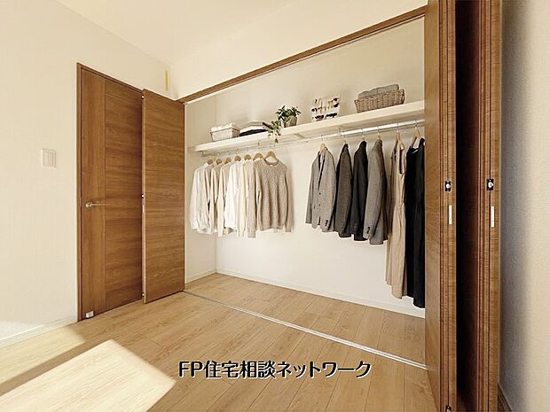 【収納】【同仕様:クローゼット】 本画像はAIがCGで衣類を作成しており、実際の現地に衣類は設置されておりません。また、販売価格に衣類等は含まれておりません。