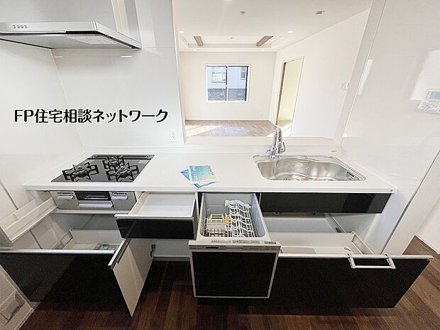 【キッチン】対面式キッチンを採用し、LDK全体を見渡せる開放的な設計。食洗機や収納も充実しており、家事効率に配慮された使い勝手の良いキッチンスペースです。
