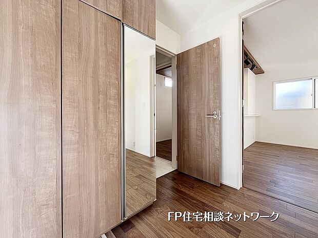 【玄関】玄関には姿見付きの大型シューズボックスを設置し、収納力と使い勝手を両立。奥にはLDKと洗面脱衣室がつながり、帰宅後の動線もスムーズな、機能的で暮らしやすい間取りです。