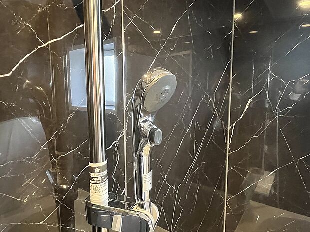 【シャワーヘッド】高級感溢れるメタルタイプのビックシャワーヘッドを採用。流すだけで贅沢な気分に。