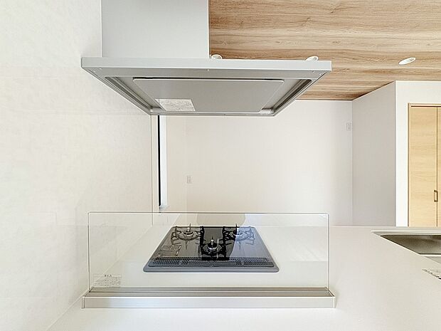 【内観】【キッチン】類似内観仕様  ガラスパネル付きで油はねを抑える対面キッチン。開放感を保ちながらリビングとの一体感を演出し、家族と会話を楽しみながら料理ができる設計です。