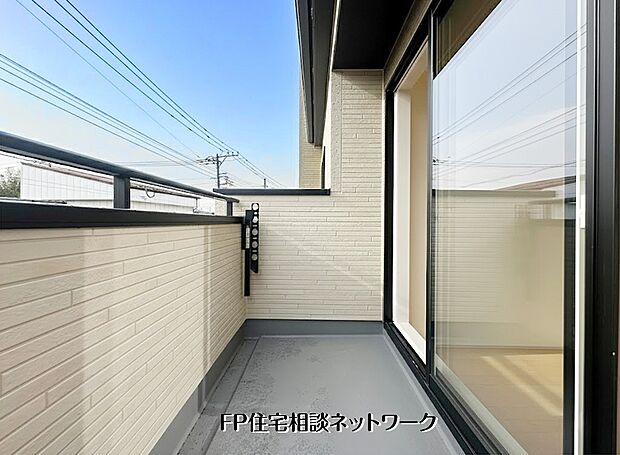 【バルコニー】【バルコニー│南向き】南側に面した奥行きのあるバルコニーは、洗濯物もたっぷり干せる実用的な広さ。陽当たり良好で、日常使いしやすい快適な屋外空間です。