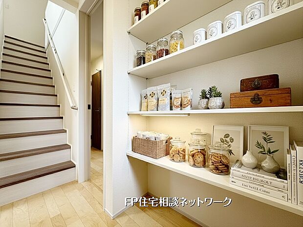 【洋室】【収納部屋】本画像はAIがCGで食品作成しており、実際の現地に食品は設置されておりません。また、販売価格に食品等は含まれておりません。