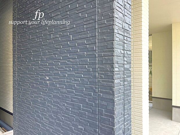 【外壁 】デザイン性はもちろん、塗膜の汚れを雨で流れ落とし、雨風や日差しから美しい壁面を守る耐候性の高い外壁を採用しています。