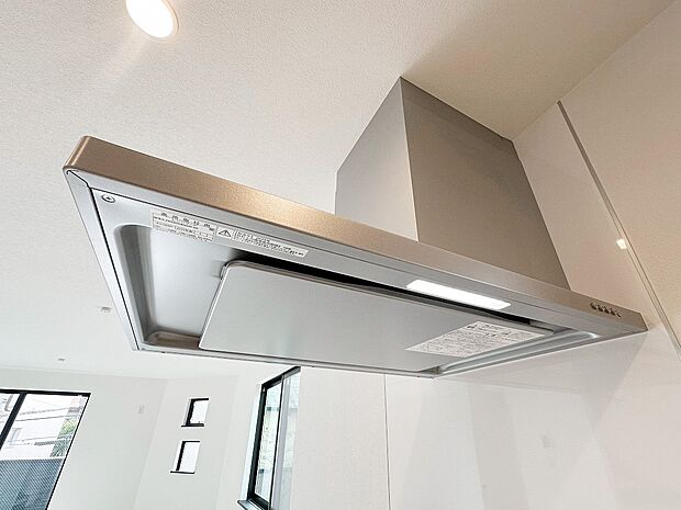 【換気扇】お手入れが簡単な整流板付スリム型レンジフード。見た目もスッキリした、機能美あふれる最新のキッチンです。