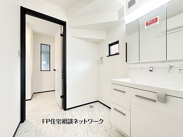 【洗面台・洗面所】【洗面脱衣室】水回りからリビングまで、白と黒のコントラストが美しいモダンな住まい。収納力に優れたキッチンや洗面台など、日々の家事を軽やかにする設備が充実しています。