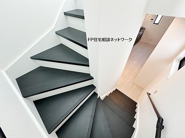 【その他内観】【階段】 回り階段を採用した階段スペースは、視線が抜けて圧迫感の少ない設計。手すり付きで上り下りもしやすく、日常動線に配慮された住まいです。