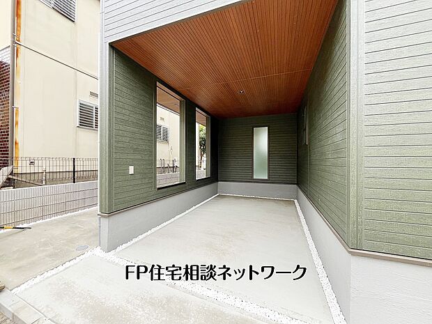 【駐車場】【駐車スペース】  屋根付きの駐車スペースを確保。雨の日でも濡れにくく、お車の乗り降りや荷物の出し入れがしやすい設計です。奥行きもあり、自転車置き場など多目的に活用できます。