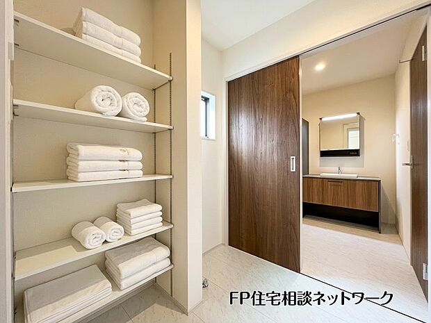 【洗面台・洗面所】【脱衣所】  本画像はAIがCGで小物作成しており、実際の現地に小物は設置されておりません。また、販売価格に小物等は含まれておりません。