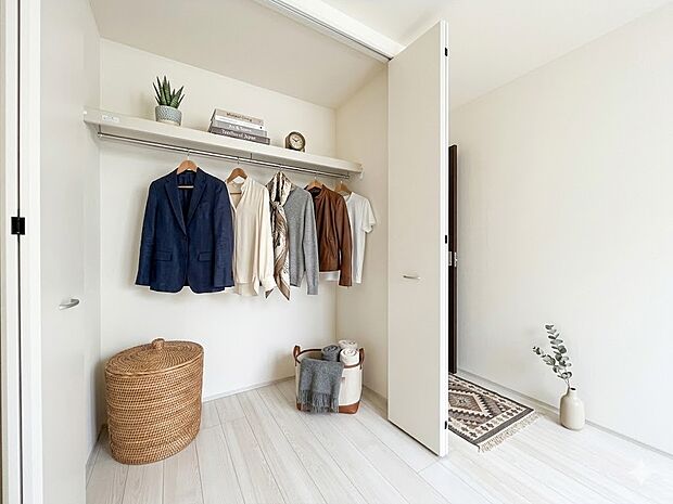 【収納】【クローゼット】  本画像はAIがCGで小物作成しており、実際の現地に小物は設置されておりません。また、販売価格に小物等は含まれておりません。