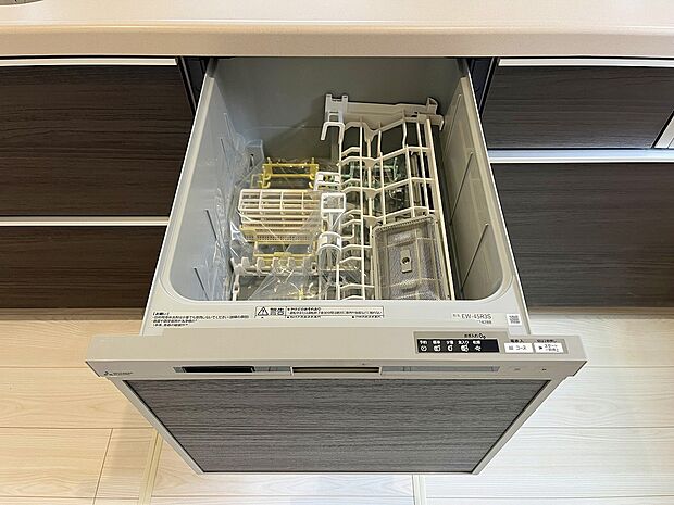 【食器洗浄乾燥機】利用者が増えているのはメリットが多いから。時間の節約、手が荒れない、水道代の節約、高温度で洗うので油汚れもしっかり落とせる。まさに理想家電。