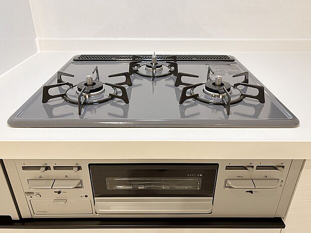 【その他】同仕様設備:「3口ガスコンロ」 慣れている方も多く、火力が目に見えるため、使いやすいという方も多い、3口のガスコンロ仕様です。