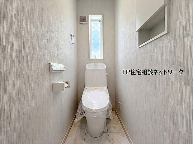 【トイレ】【トイレ】  白を基調とした清潔感あふれるトイレです。小窓から自然光が入り、明るく開放的な空間を演出。便利な温水洗浄便座や壁付け収納、手洗い付きタンクなど機能性も充実した、心地よいプライベート空間です