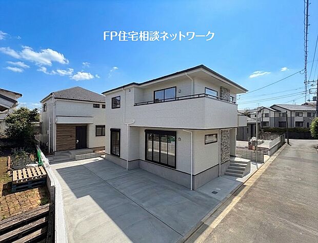 【前面道路含む現地写真】【外観】白を基調としたモダンな新築。大きな窓のあるリビングは日当たり良好。閑静な住宅街で、新しい生活を始めませんか。