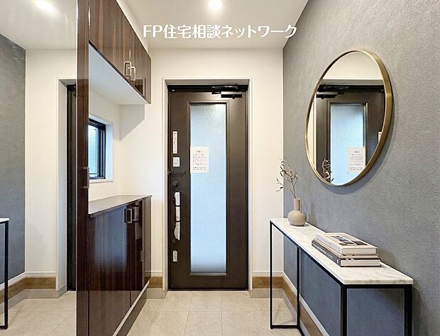 【玄関】【玄関】 本画像はAIがCGで家具を作成しており、実際の現地に家具は設置されておりません。また、販売価格に家具等は含まれておりません。