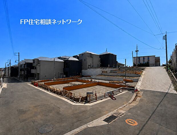 【現地外観写真】開放感のある角地周辺の景色を捉えています。すっきりと整理された道路や整地された敷地から、これからの新生活が想像できます。