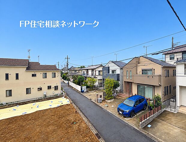 【住戸からの眺望写真】【バルコニーからの景色】 閑静な住宅街が広がる穏やかな住環境です。周囲に視界を遮る高い建物がなく、青空を見渡せる開放的な眺望をお楽しみいただけます。陽当りや風通しの良さも十分に期待できる立地となって