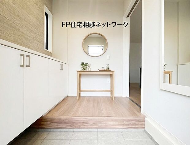 【玄関】【玄関ホール】 本画像はAIがCGで家具を作成しており、実際の現地に家具は設置されておりません。また、販売価格に家具等は含まれておりません。