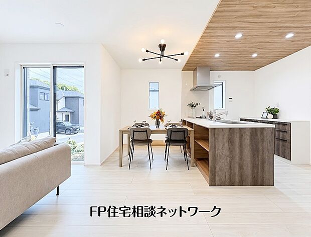 【リビング】明るい光が差し込む掃き出し窓のあるLDK。キッチンからリビング、ダイニングが見渡せるため、家族とのつながりを感じながら過ごせます。
