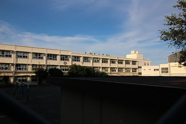 日吉台小学校(約550m)
