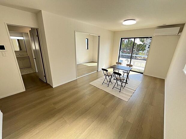 B号棟撮影
落ち着いた色合い、ナチュラルなデザインのリビングです。家具の配置がしやすい形で、窓からは柔らかい光が差し込み日当たり・通風良好です♪のびのびと過ごせそうな空間です。