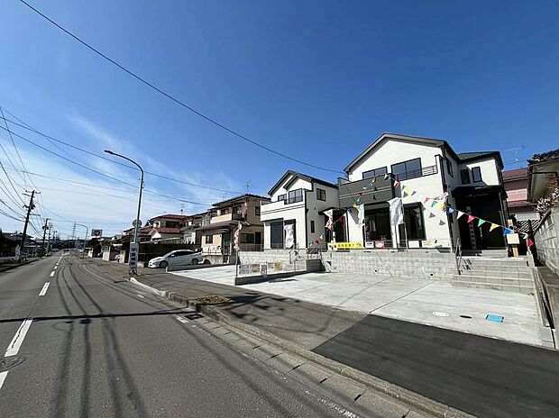 幅員12mの広々とした前面道路。見通しが良く、駐車も楽々で毎日の出入りが快適です。開放的で日当たりも良好、ご家族みんなが暮らしやすい住まいです。現地(2026年3月)撮影