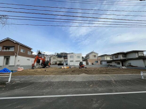 現地（2026年2月）撮影　現地は開放感のある立地で、陽当たりも良好。ゆとりある敷地配置で、のびのびとした住環境が魅力です。