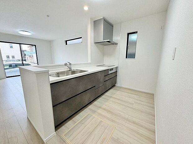 【完成施工例】
キッチンは対面式となっており、開放感かつリビングと一体感のある仕様です♪家族のコミュニケーションが絶えない、そんな空間を創り出していますね。調理スペースも広く使い勝手がいいです。