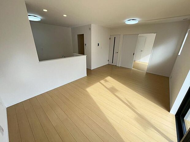 現地(A号棟)撮影
落ち着いた色合い、ナチュラルなデザインのリビングです。家具の配置がしやすい形で、窓からは柔らかい光が差し込み日当たり・通風良好です♪のびのびと過ごせそうな空間です。