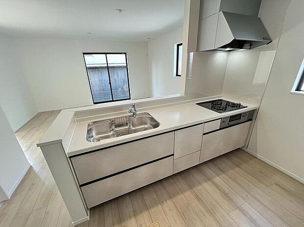 現地(A号棟)撮影
キッチンは対面式となっており、開放感かつリビングと一体感のある仕様でございます♪家族のコミュニケーションが絶えない、そんな空間を創り出していますね。調理スペースも広く使い勝手がいい