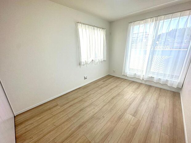 【リビング以外の居室】完成施工例
採光、通風が心地よいお部屋です。お子様部屋にも、お父さんの書斎にも、どんな目的でも心地よくお使いいただけるようなデザインです♪