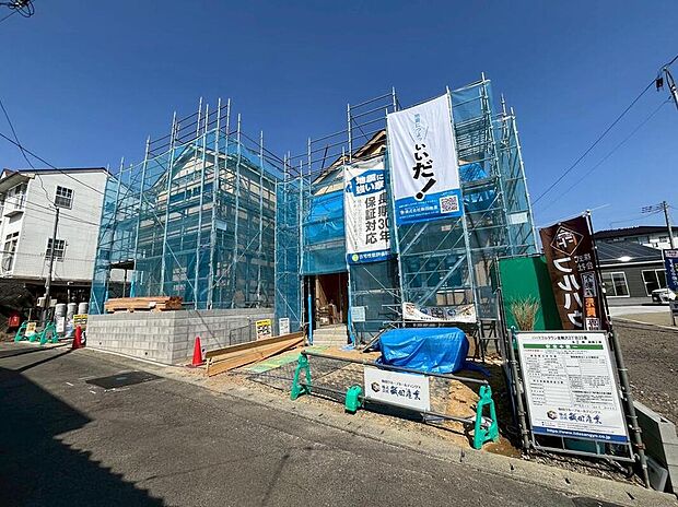 【現地外観写真】広々駐車スペース2台分!
ご夫婦で1台ずつ車を所有できます。
現地(2026年3月)撮影